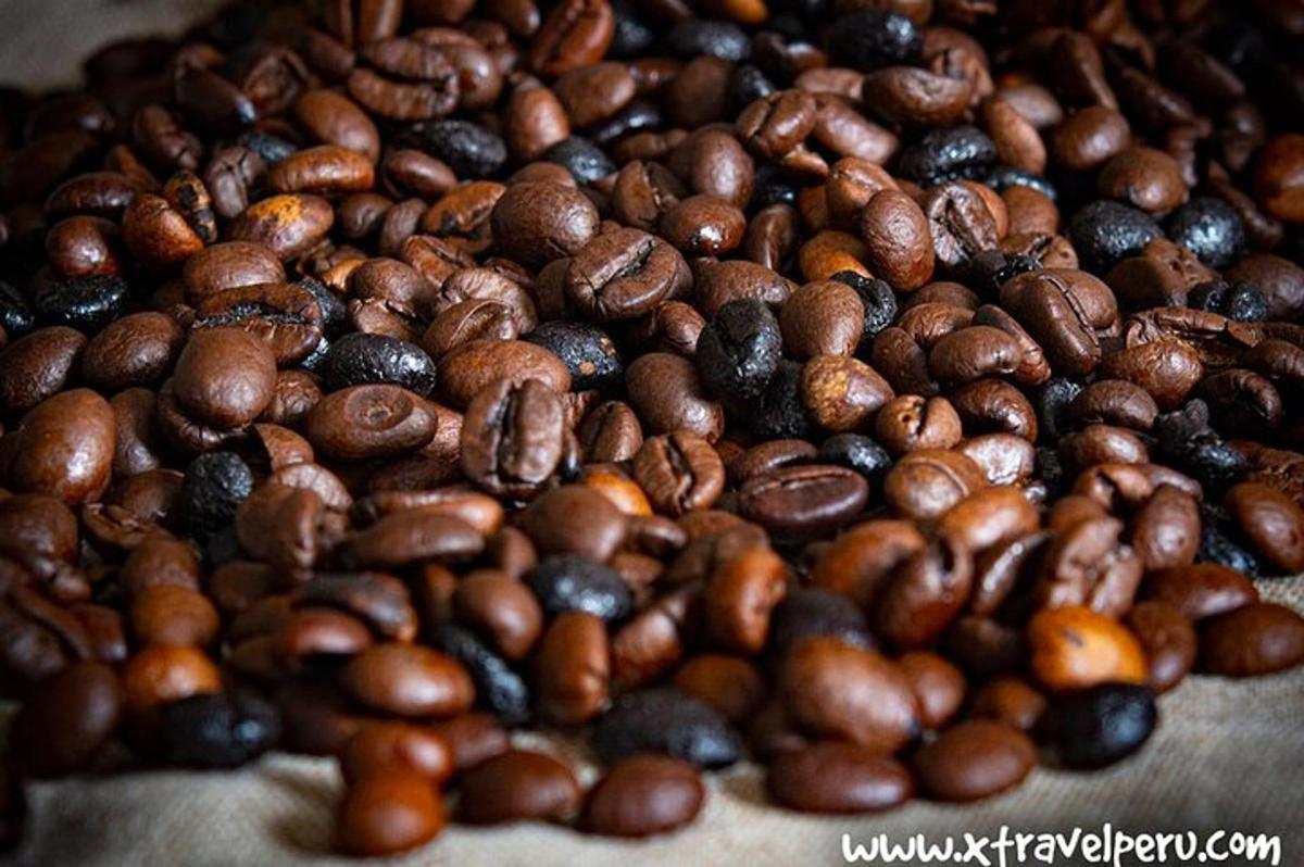 un mucchio di chicchi di caffè su un tavolo