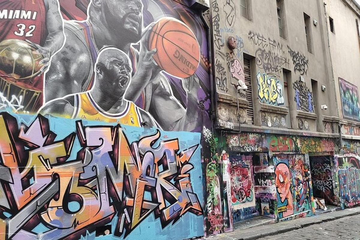 nástěnná malba basketbalového hráče na budově s graffiti