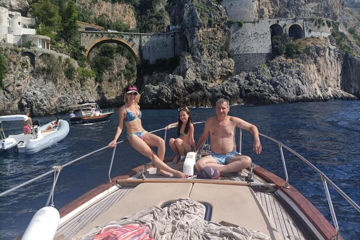 Un grupo de personas sentadas en un bote en el agua.