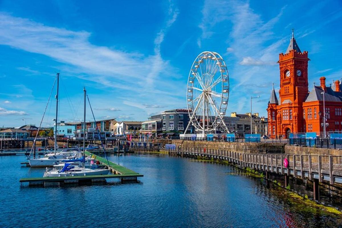 eine Stadt mit einem Riesenrad und einem Uhrturm
