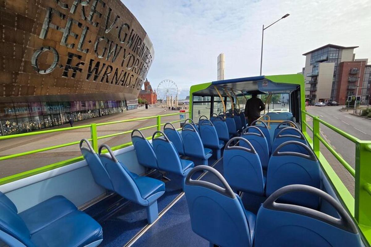 ein Bus mit blauen Sitzen auf einer Straße