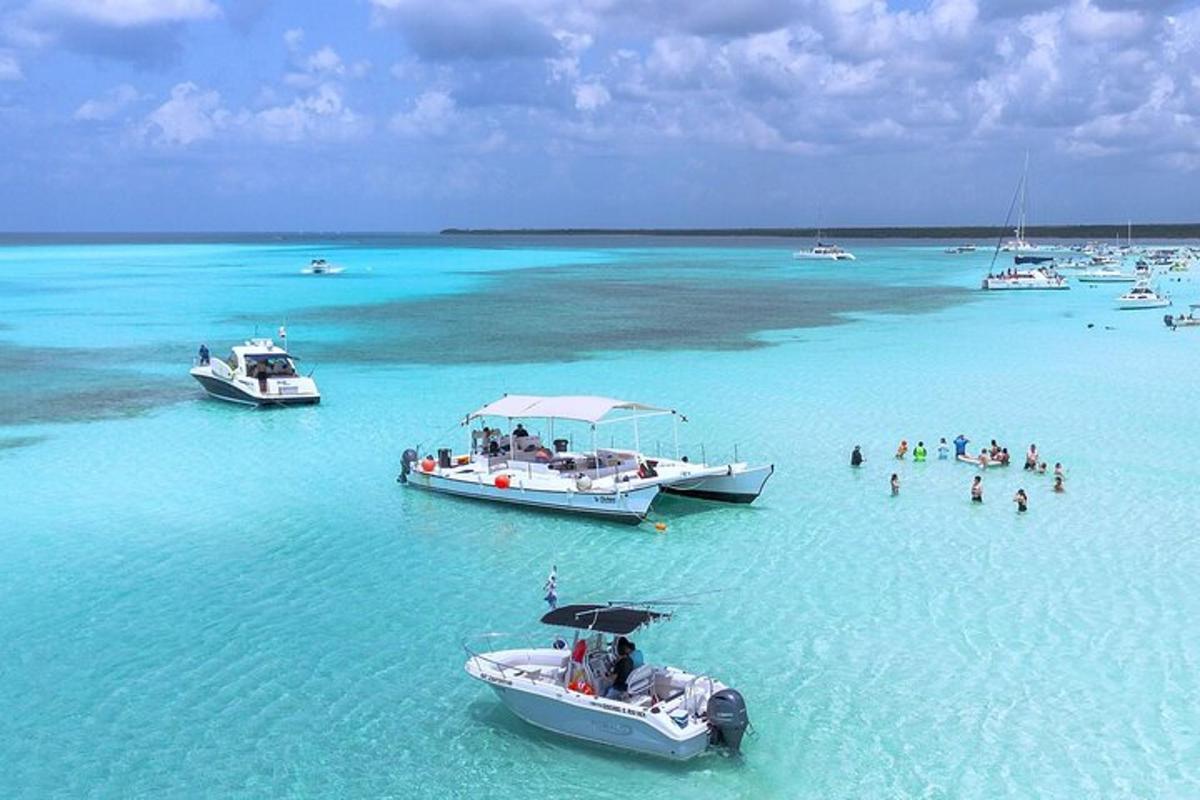 un gruppo di barche nell'oceano con persone in acqua