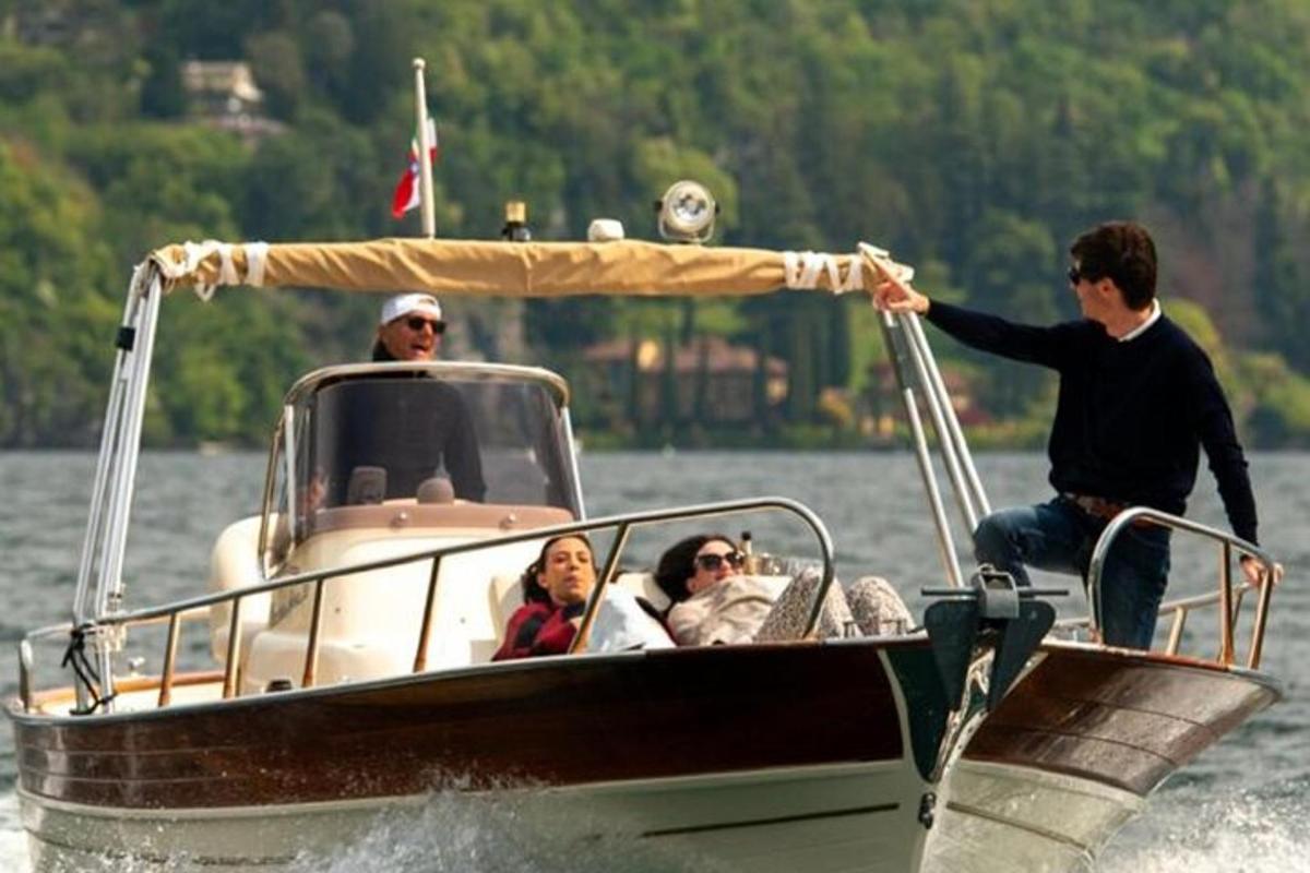 un grupo de personas en un barco en el agua