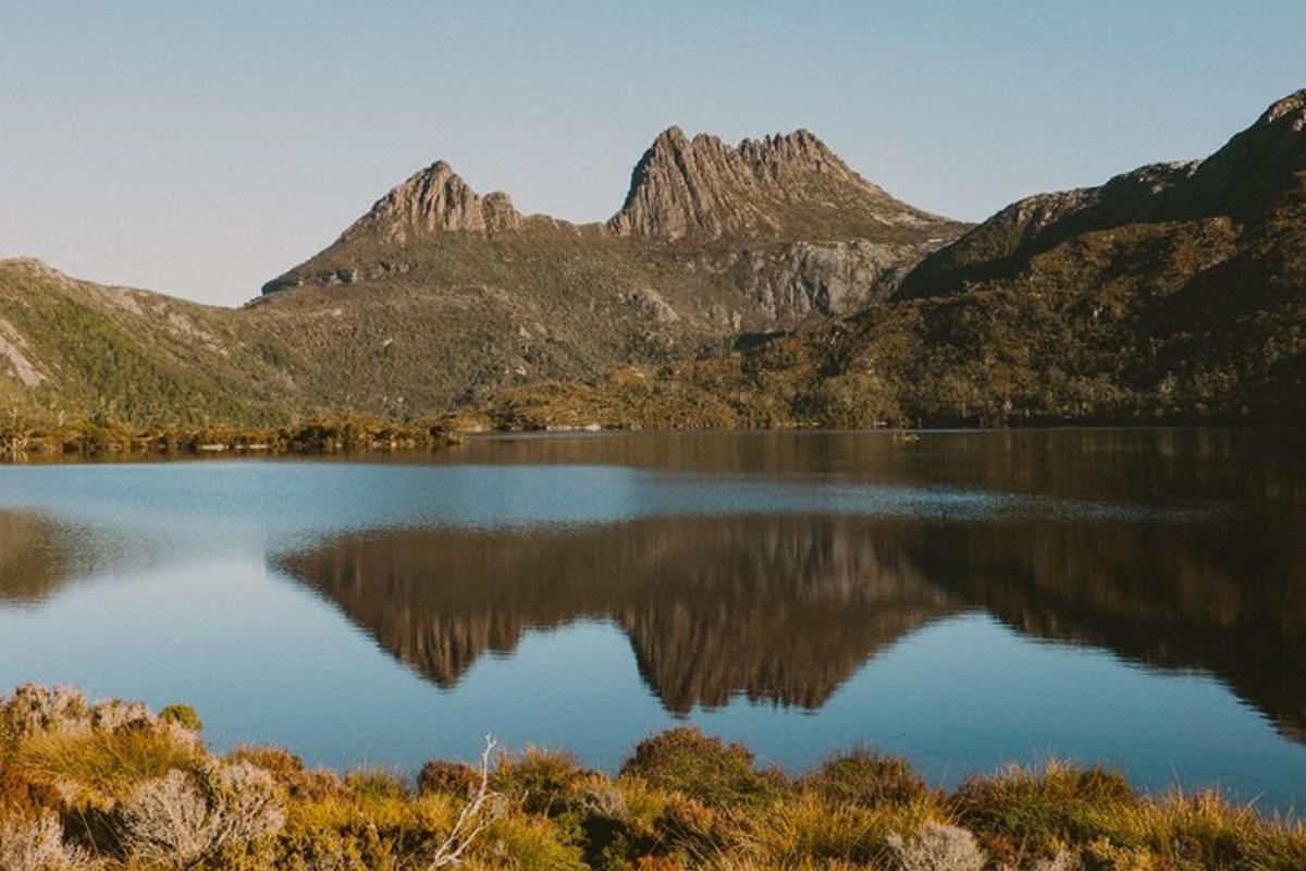 uma vista de um lago com montanhas ao fundo