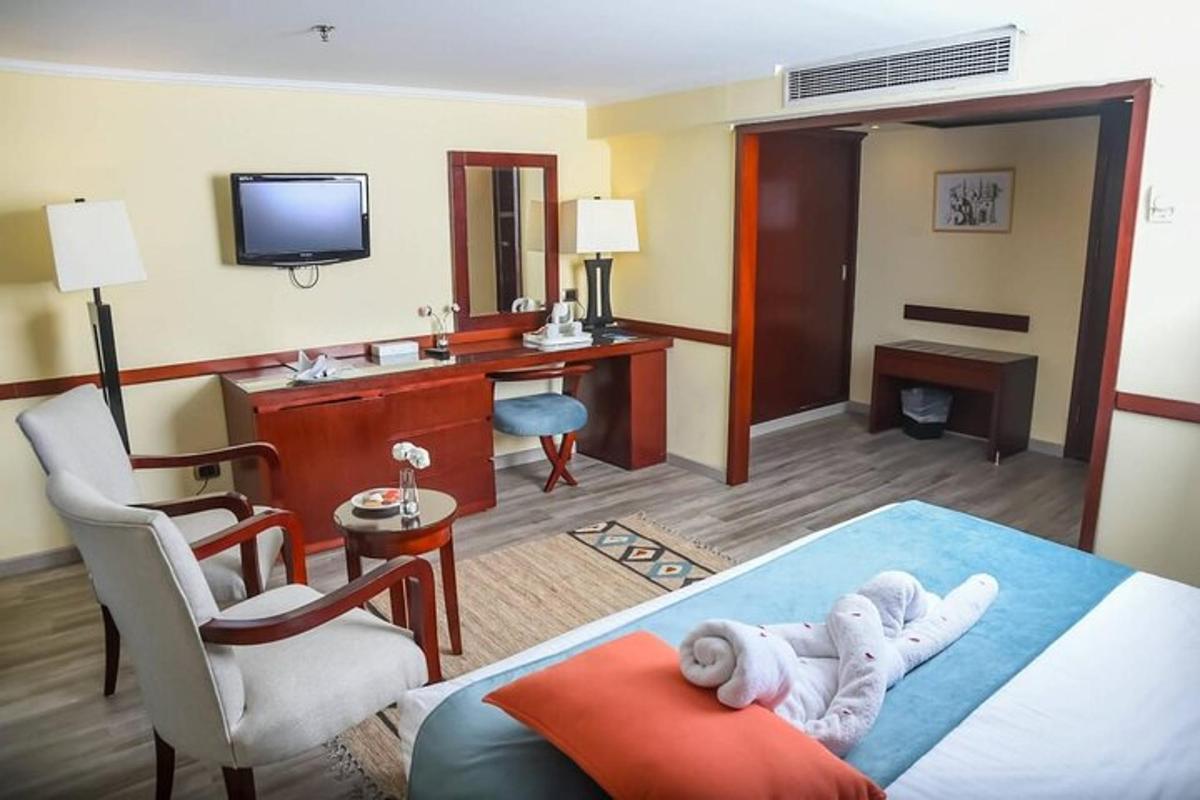 kamar hotel dengan tempat tidur dan boneka binatang di atasnya
