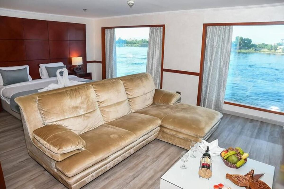 ruang tamu dengan sofa di perahu