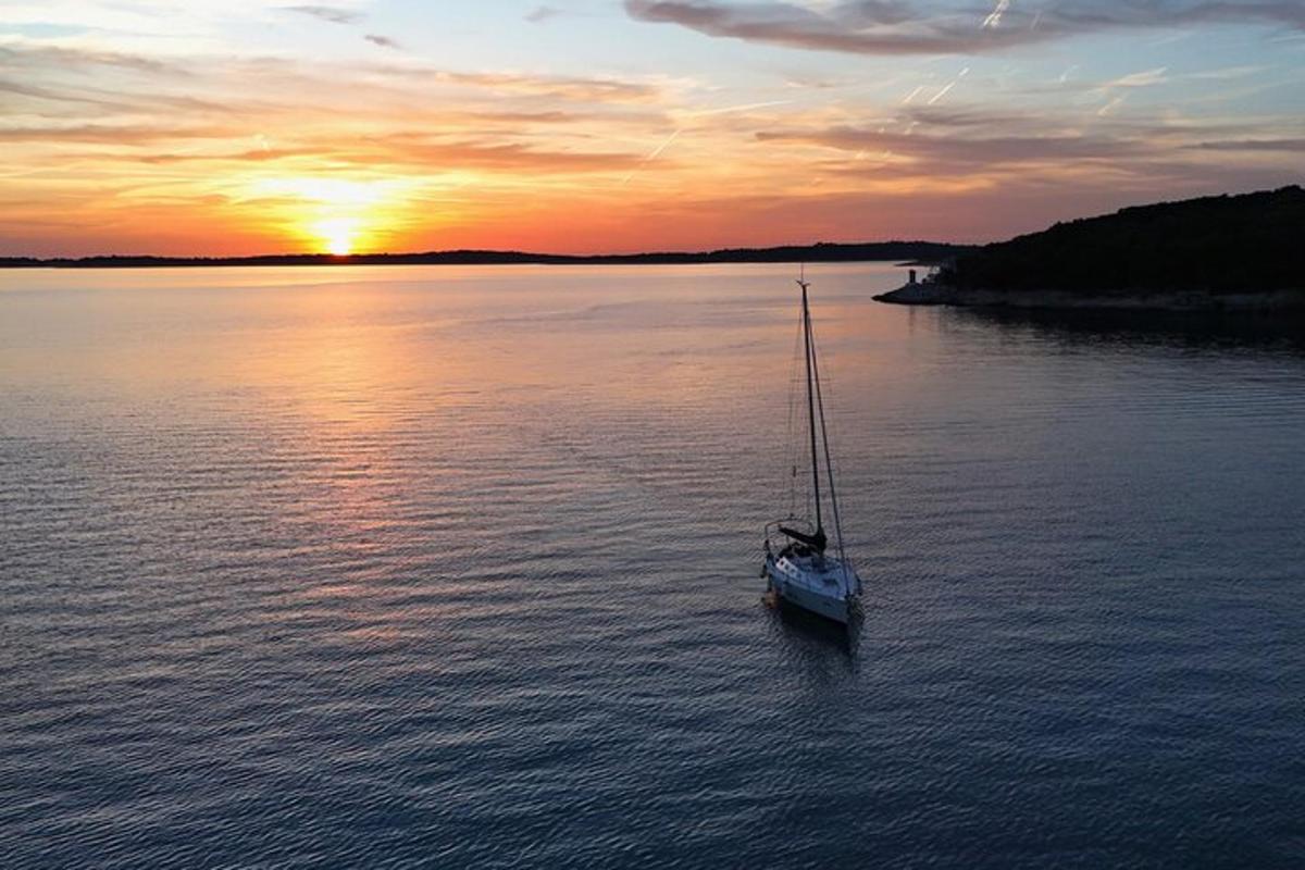 una piccola barca in acqua al tramonto