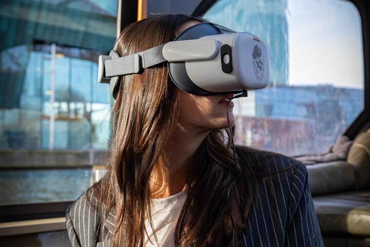 žena s brýlemi pro virtuální realitu na obličeji