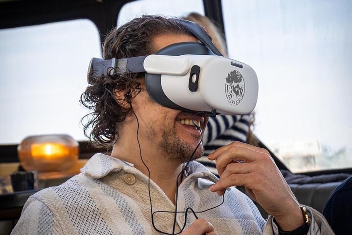 muž s brýlemi pro virtuální realitu v autobuse