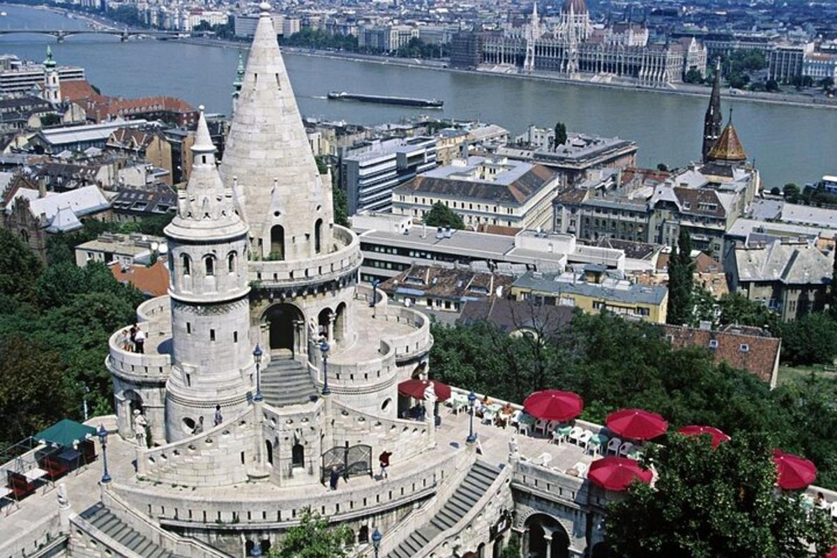 un grande edificio bianco con due torri in una città