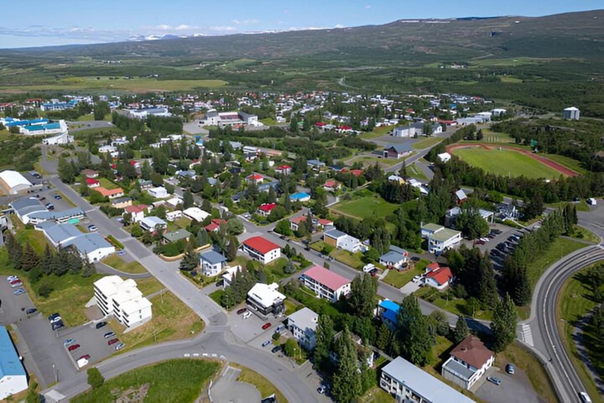 õhust vaade väikelinnale koos teega
