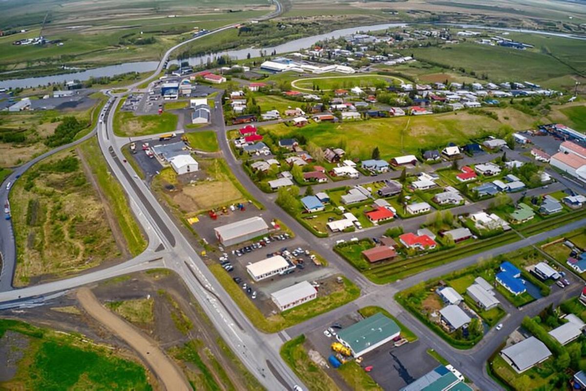 õhust vaade äärelinnale koos maanteega