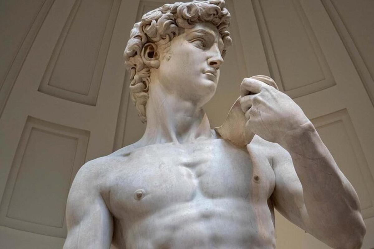 statua mężczyzny przed budynkiem