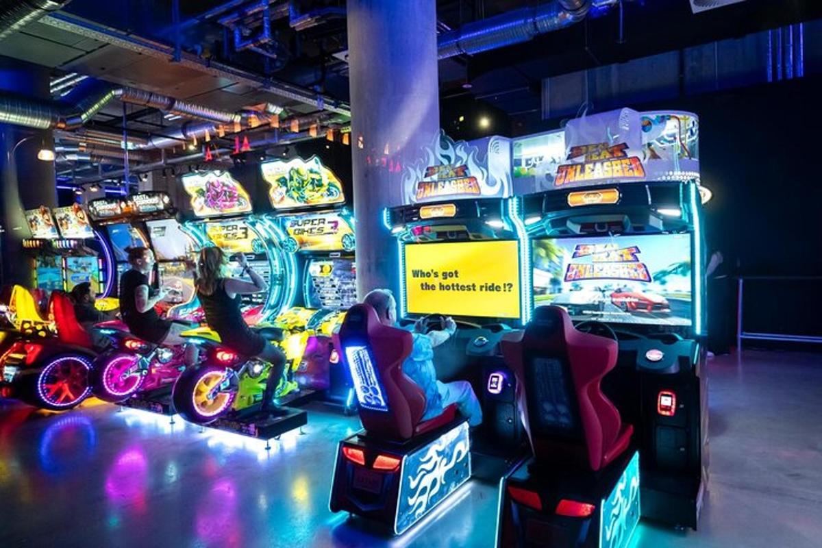 un gruppo di videogiochi arcade in una stanza