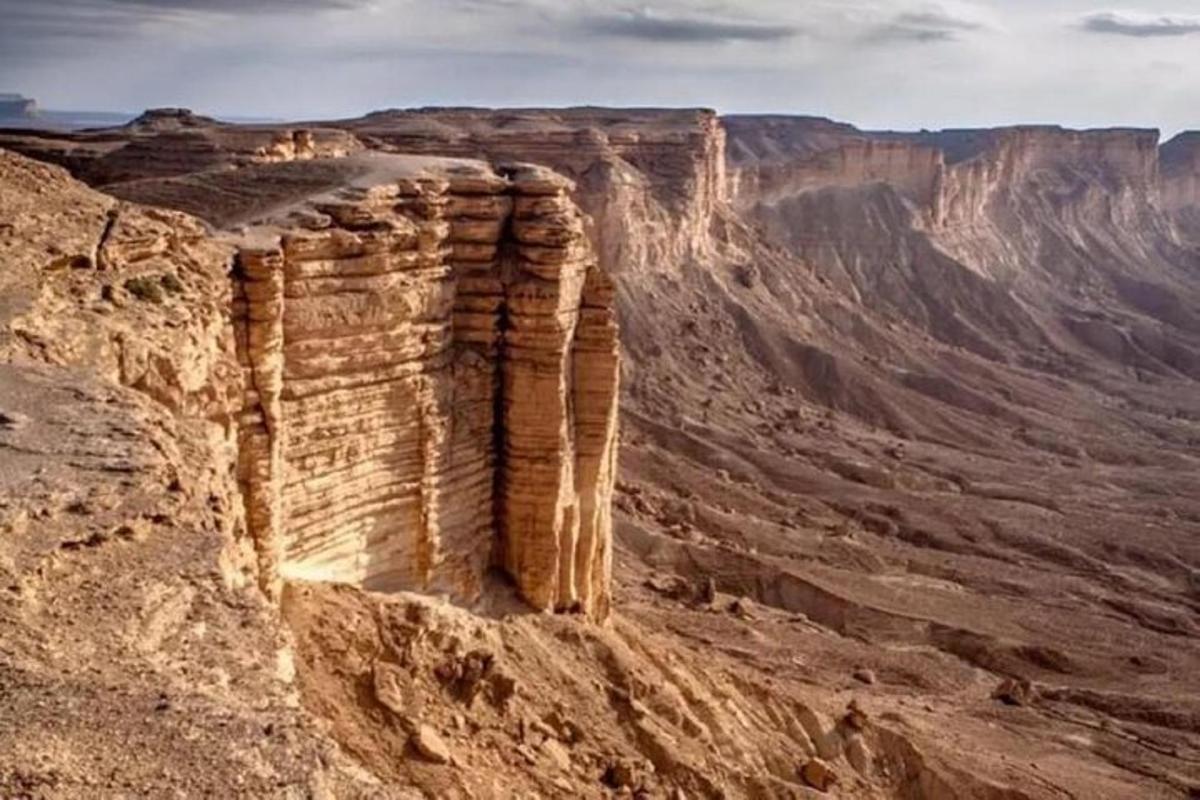 uma vista do Grand Canyon da beira de um penhasco