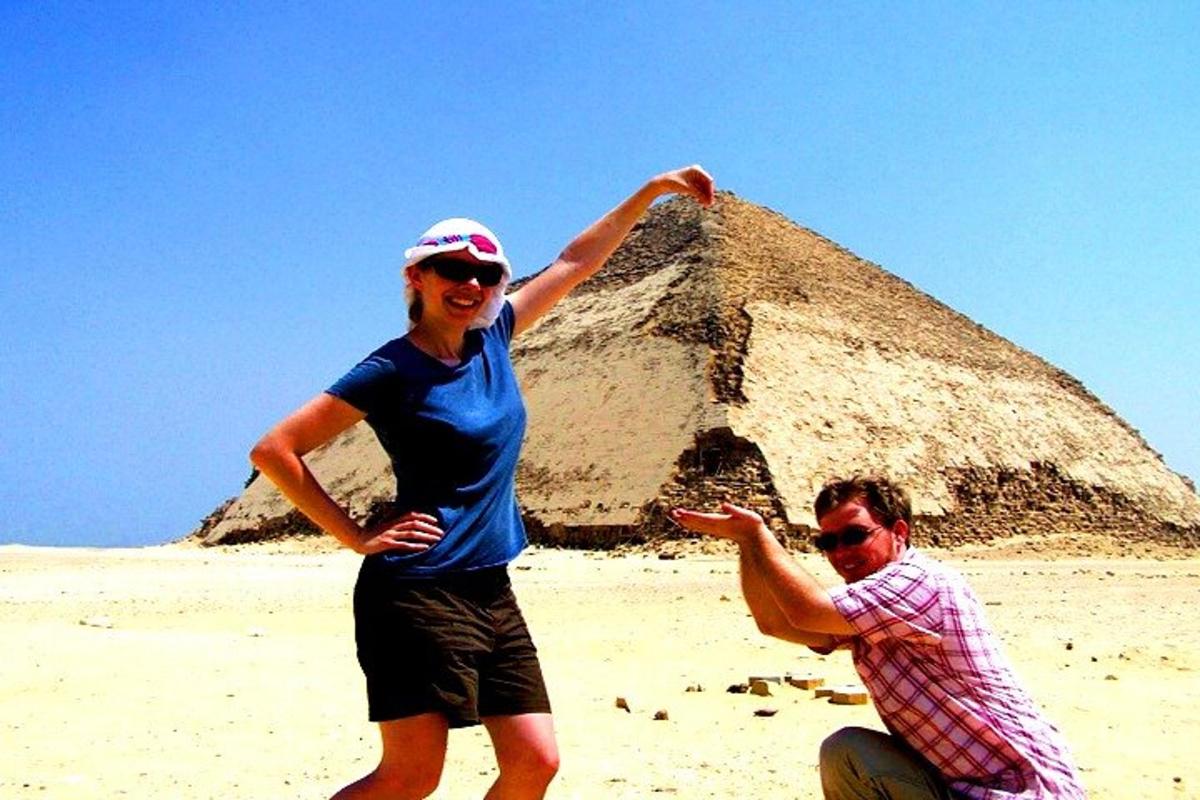due persone in piedi davanti a una piramide