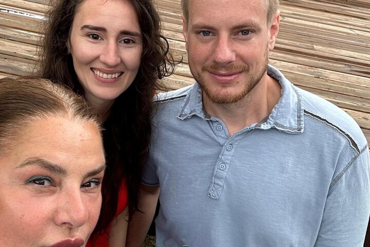 ein Mann und eine Frau posieren für ein Foto