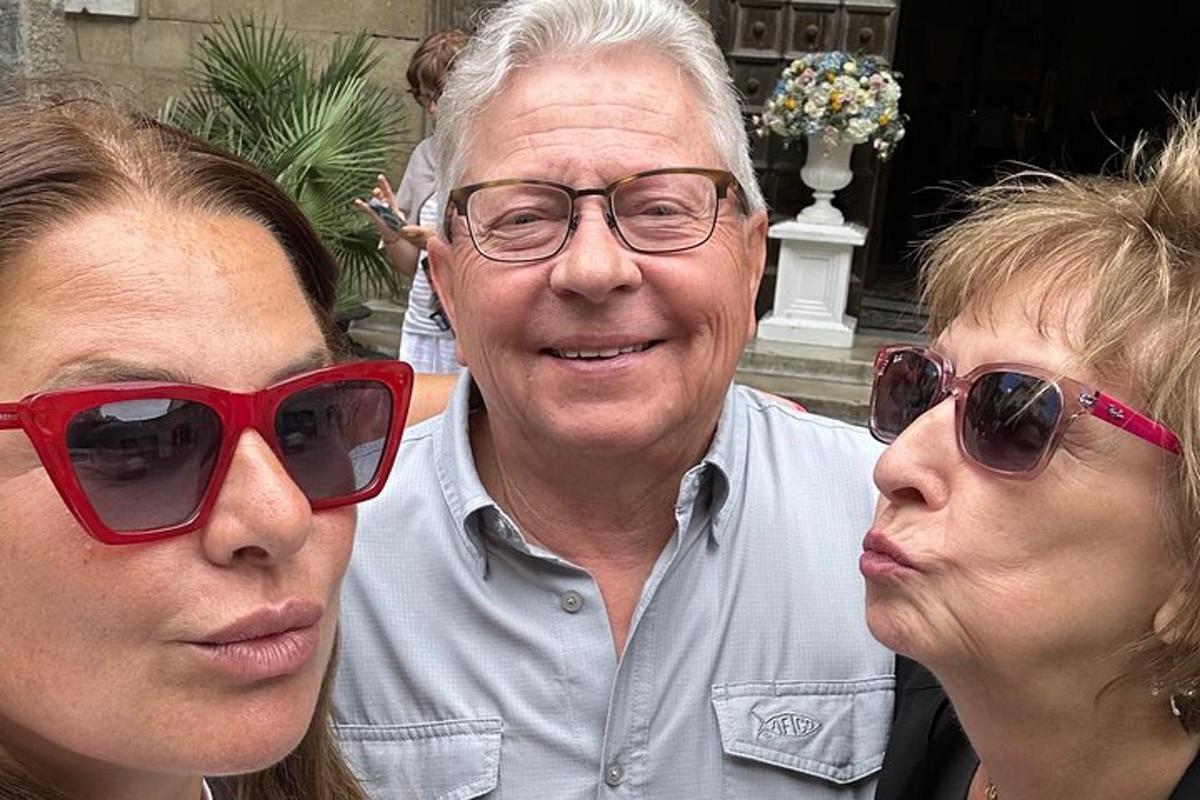 un homme et deux femmes portant des lunettes de soleil rouges