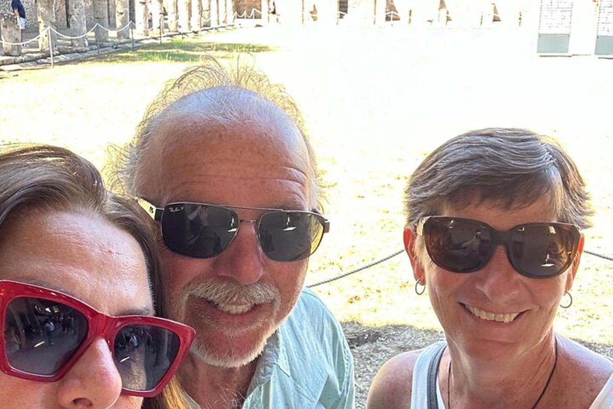 drie mensen met een zonnebril poseren voor een foto