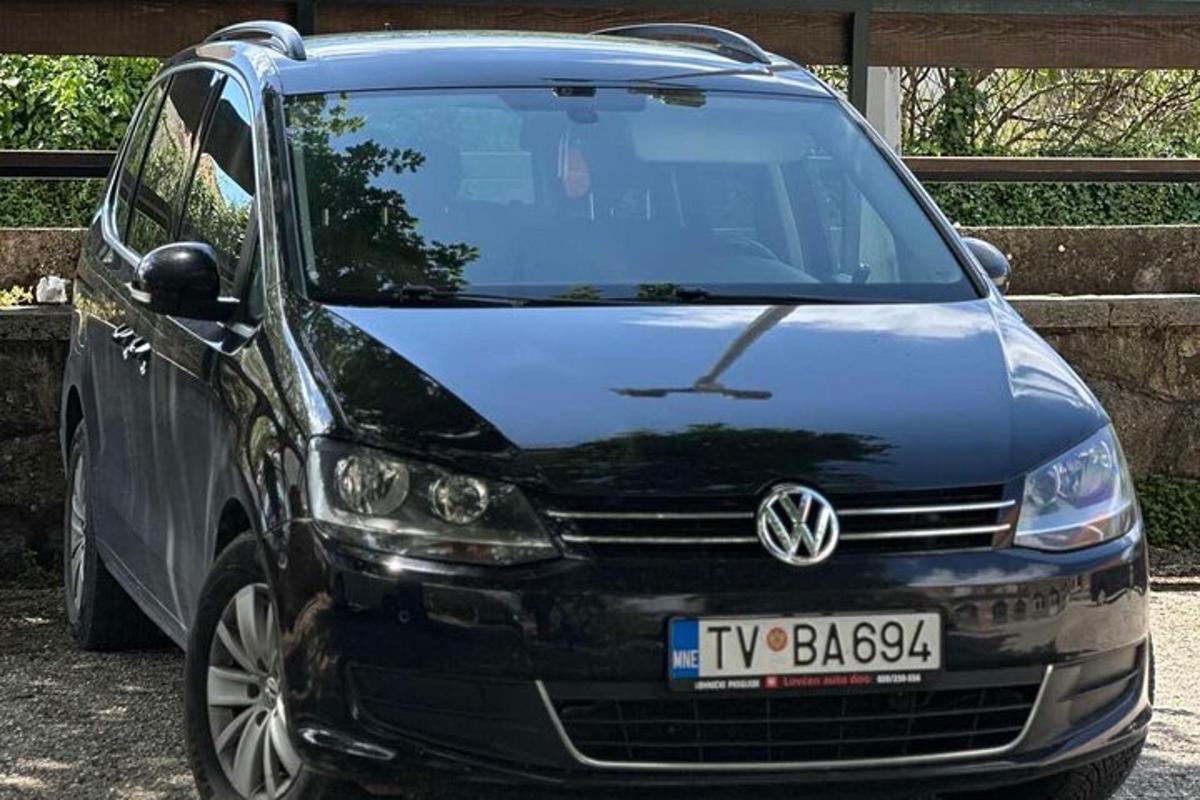 niebieski samochód zaparkowany na parkingu