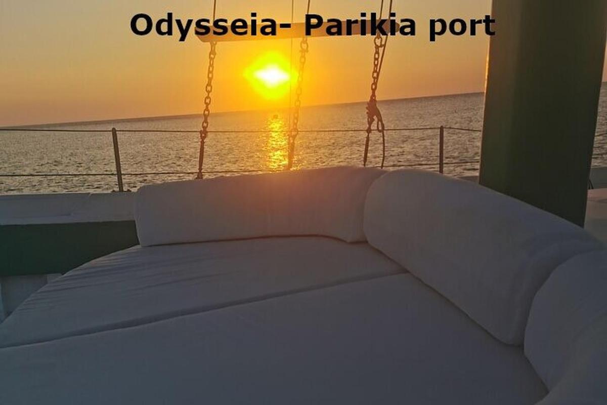 ein Bett auf einem Kreuzfahrtschiff mit Sonnenuntergang