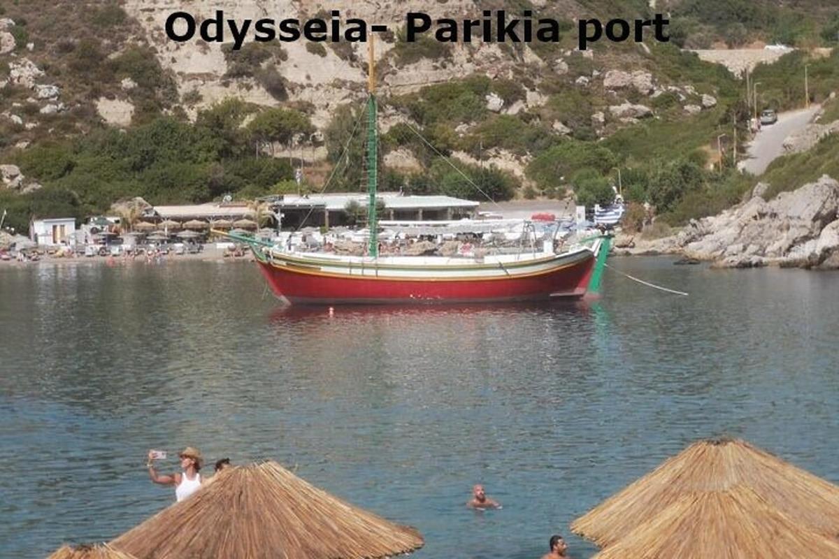 ein Boot auf einem See mit Menschen im Wasser