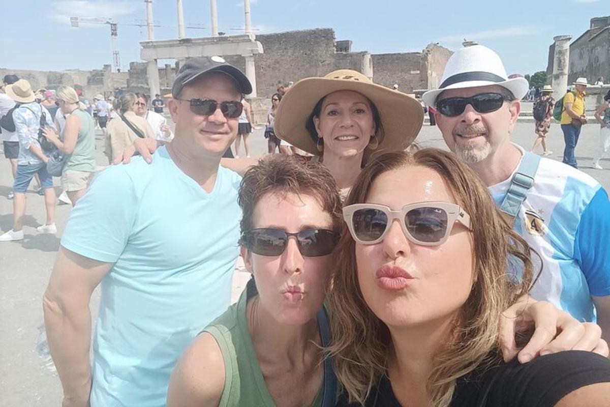 grupp inimesi, kes poseerivad pildi jaoks