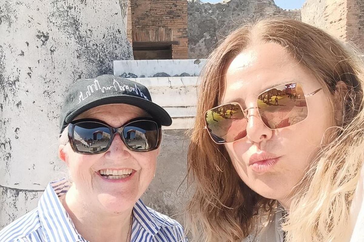 deux femmes debout l'une à côté de l'autre portant des lunettes de soleil
