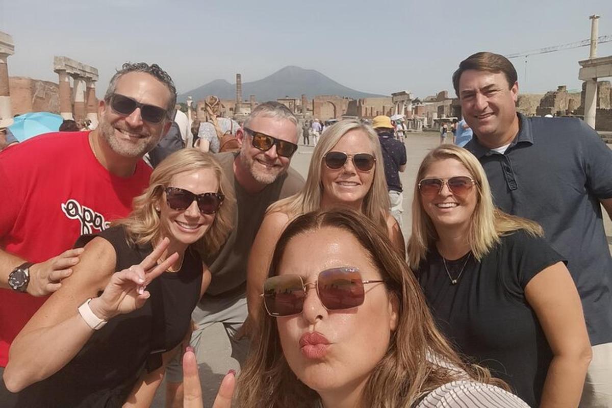 grupp inimesi, kes poseerivad pildi jaoks