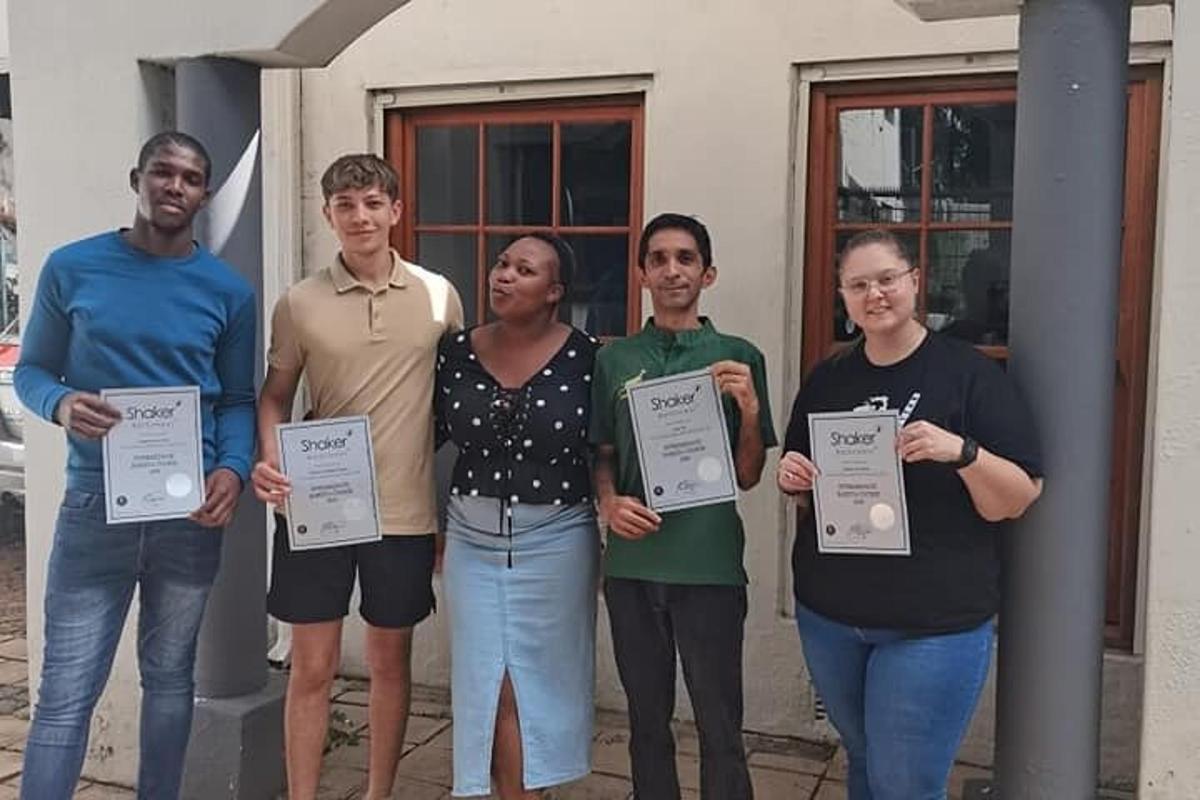 skupina lidí držících papírové certifikáty