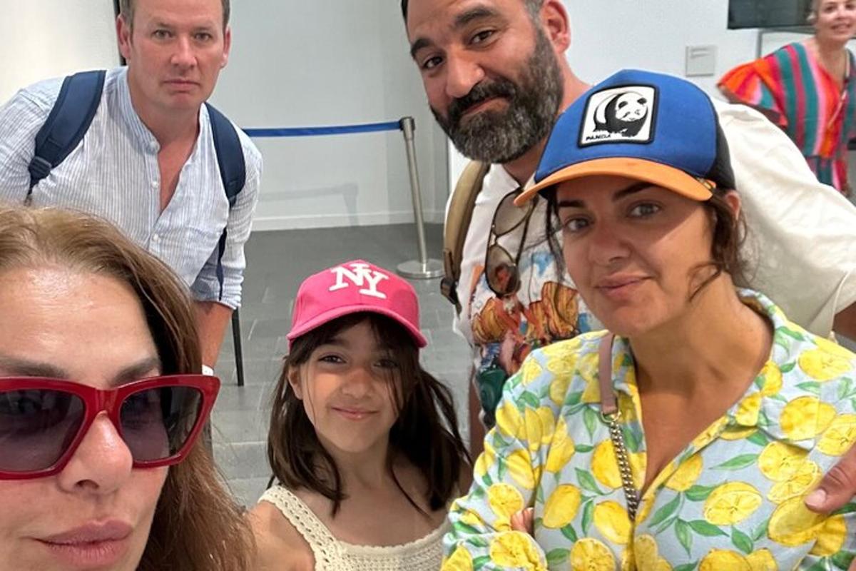 fotoğraf çektirmek için poz veren bir grup insan
