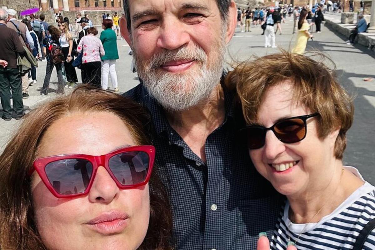 un uomo e due donne posano per una foto