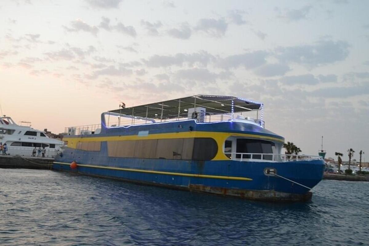 un vaixell blau i groc assegut a l'aigua