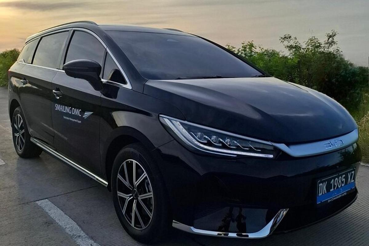 černé auto zaparkované na parkovišti