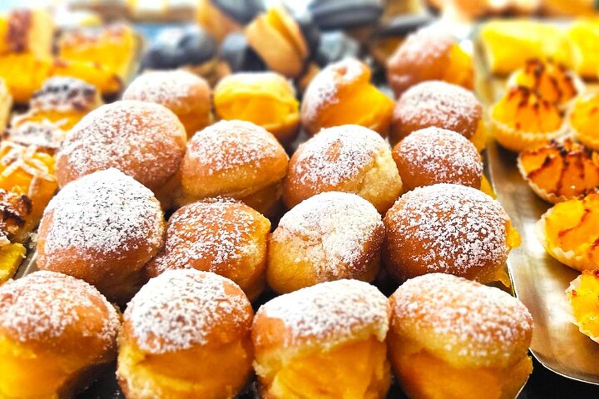 una pila di ciambelle ricoperte di zucchero a velo