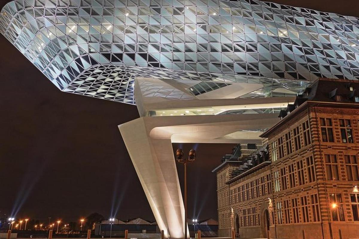 Un edificio grande y un edificio con techo de cristal.