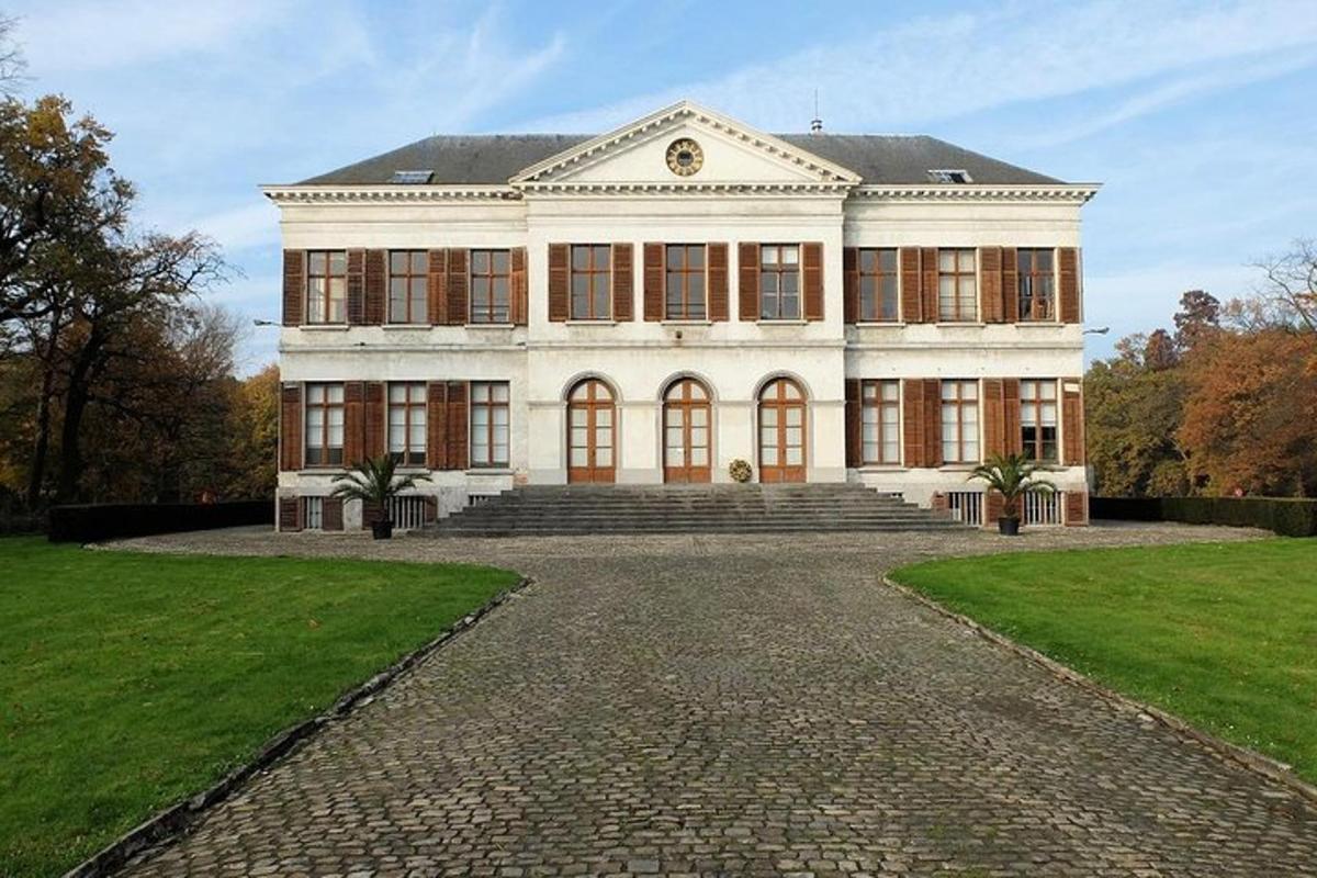 Una gran casa blanca con una entrada grande