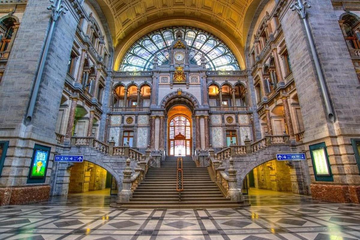 un grande edificio con scale e una grande finestra