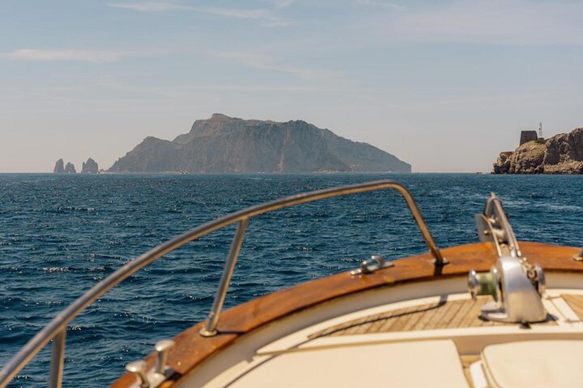 μια βάρκα στο νερό με ένα νησί στο φόντο