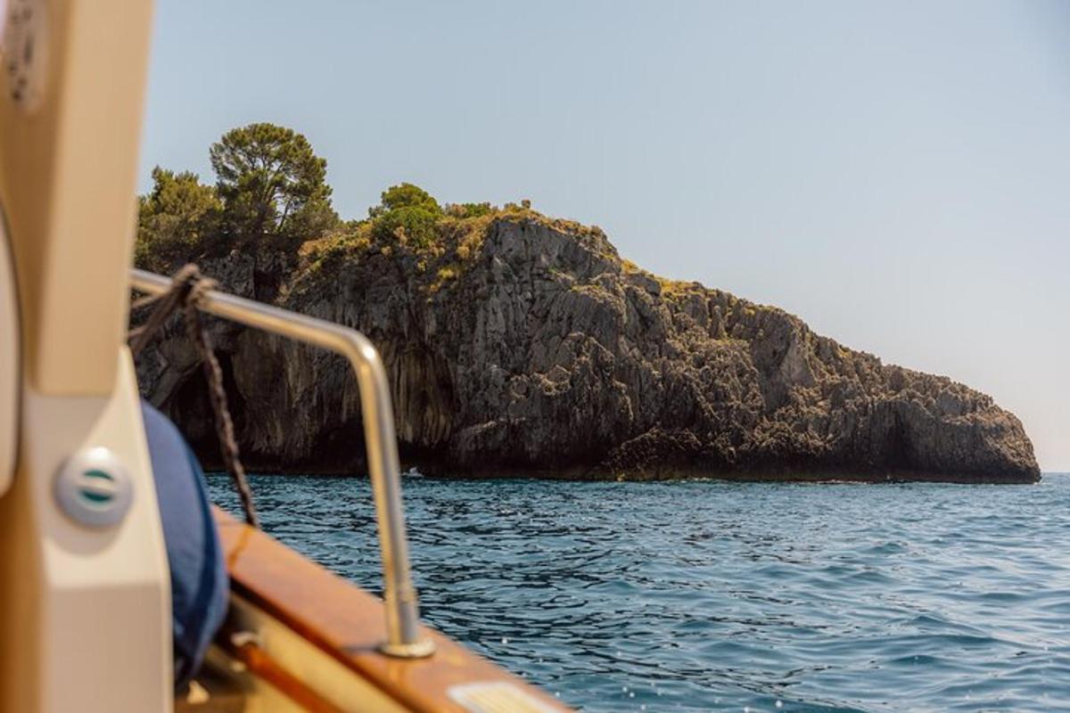 μια βάρκα στο νερό με ένα νησί στην απόσταση