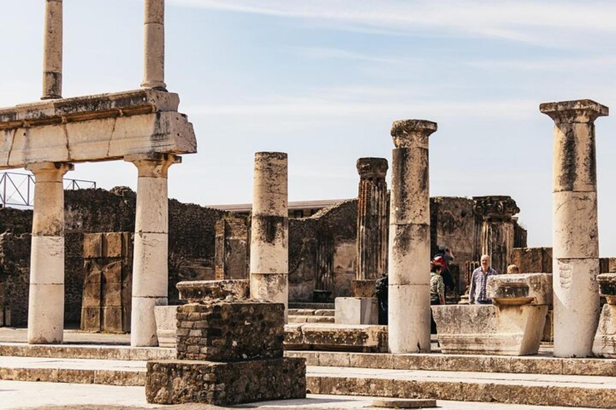 مجموعة من الأعمدة في أنقاض مبنى