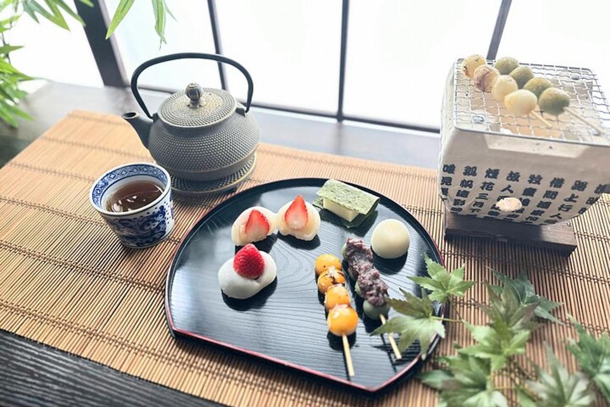 un piatto di cibo con sushi su un tavolo