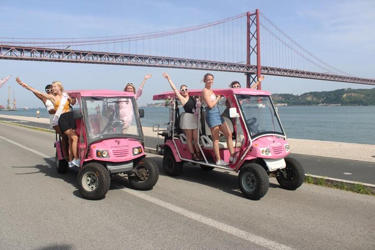 un grup de oameni se plimbă în cărucioare de golf