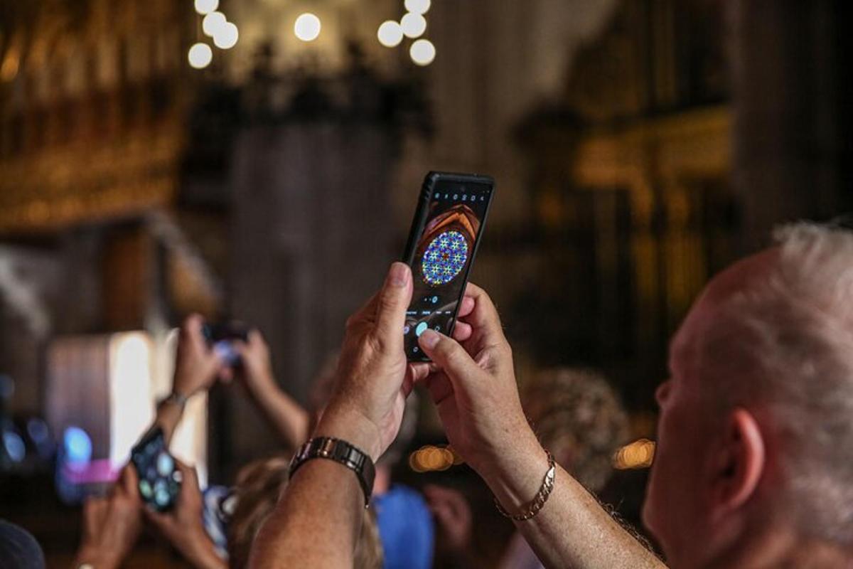 skupina lidí, kteří si fotí mobilními telefony