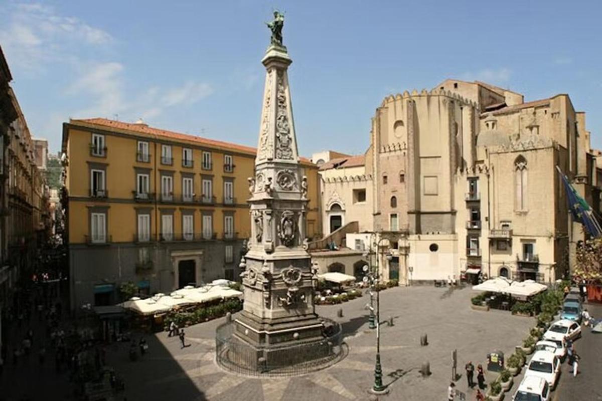 vysoký monument na náměstí ve městě