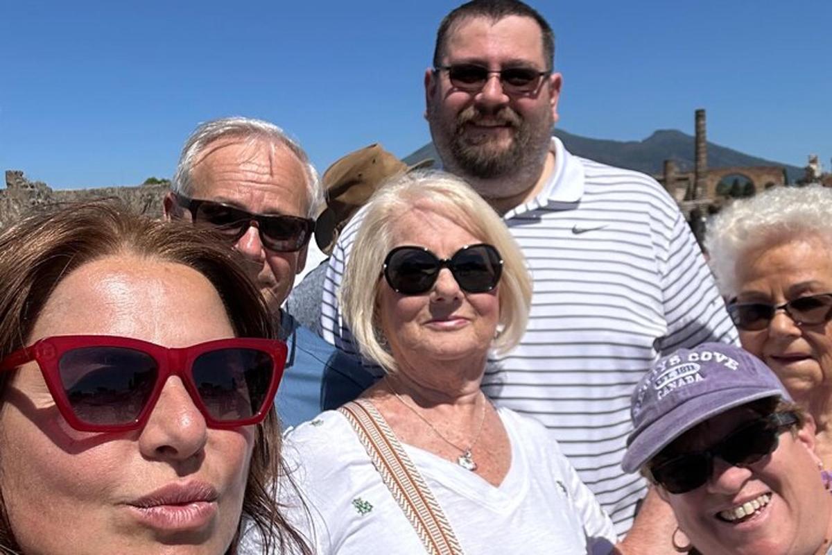 grupp inimesi, kes kannavad päikeseprille ja poseerivad pildi jaoks