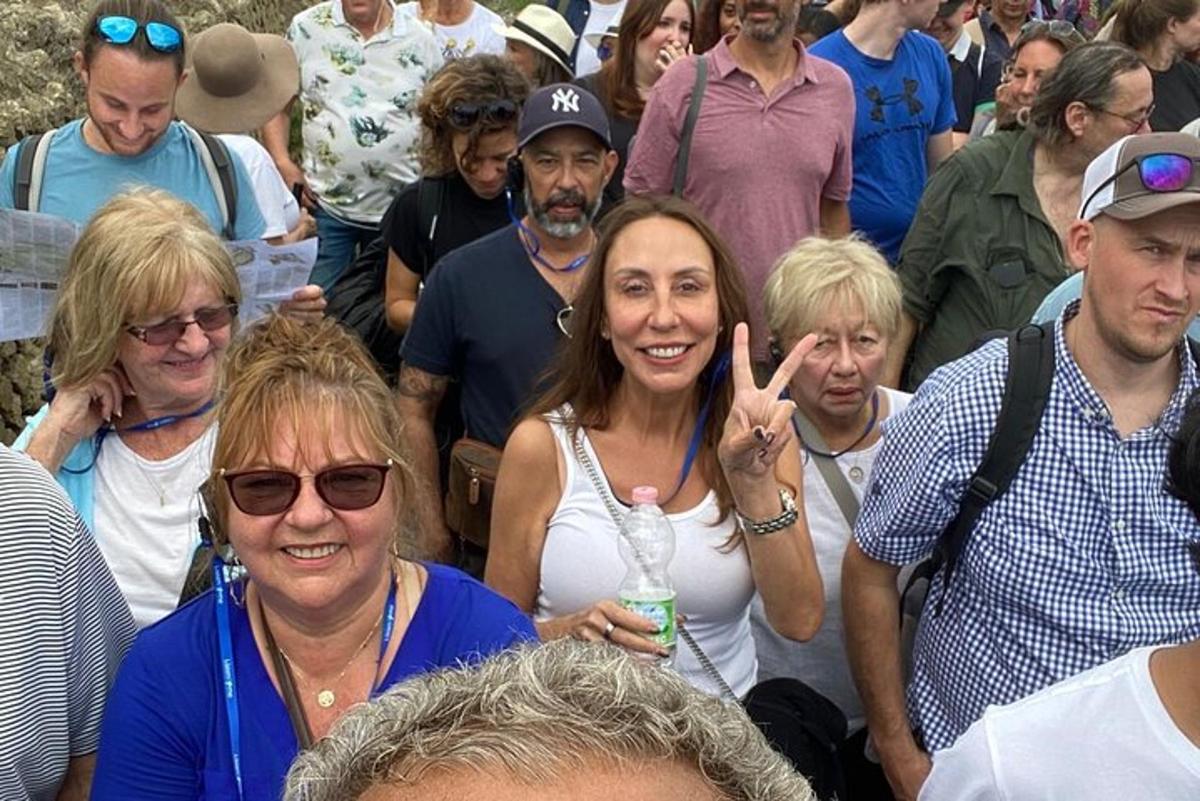 rahvahulga sees seisev grupp inimesi