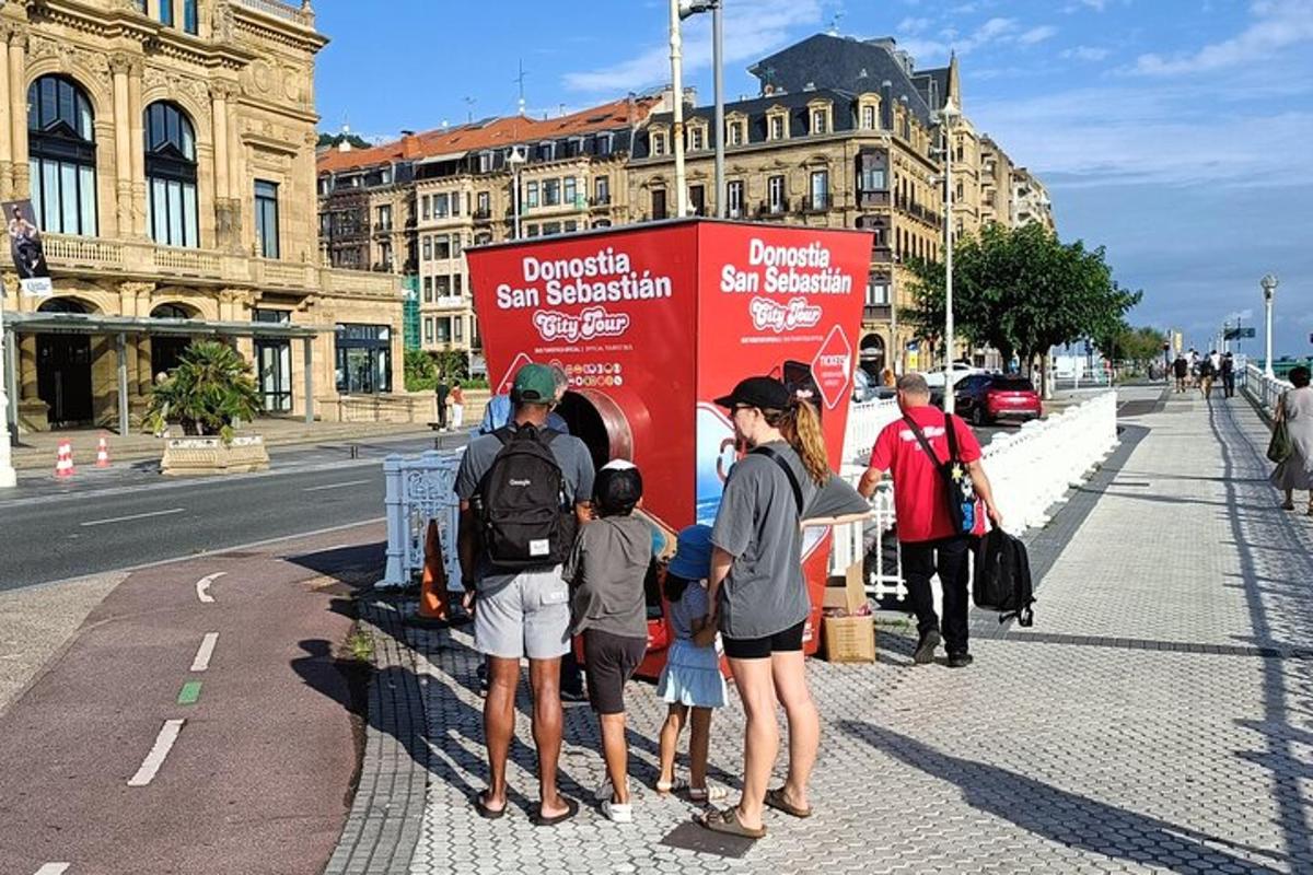 eine Gruppe von Menschen steht neben einem Schild auf einer Straße