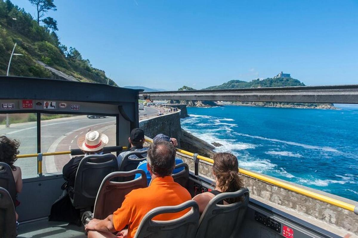 eine Gruppe von Menschen sitzt in einem Bus und schaut auf das Wasser
