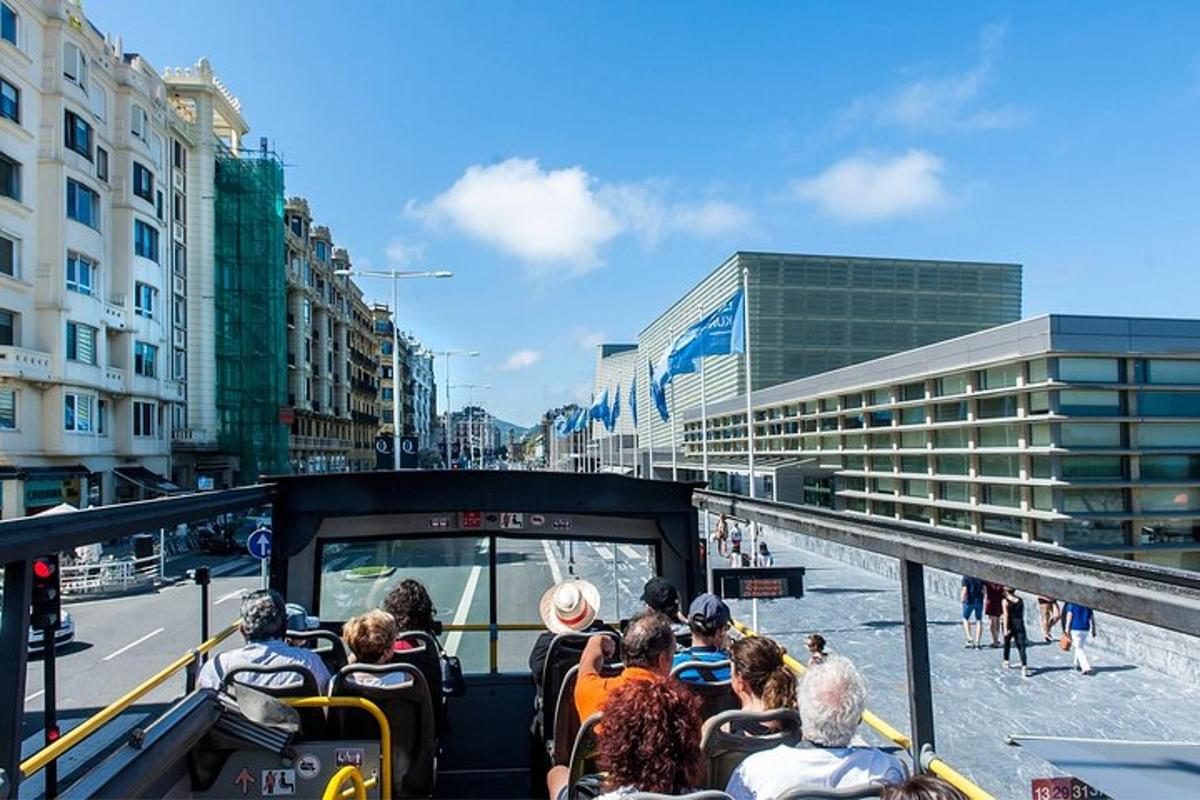 eine Gruppe von Menschen, die in einem Fahrzeug eine Straße entlangfahren